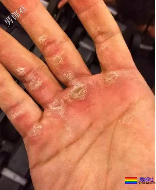 这些肌肉男因为撸的次数太频繁，一双手都变样了！ - 51虹马