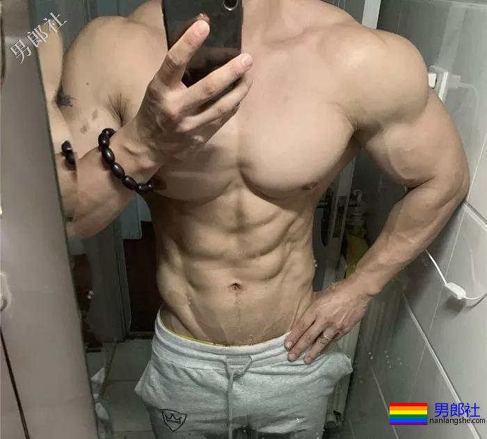 这些肌肉男因为撸的次数太频繁，一双手都变样了！ - 51虹马