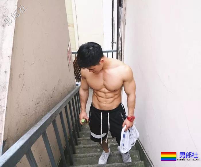 这些肌肉男因为撸的次数太频繁，一双手都变样了！ - 51虹马