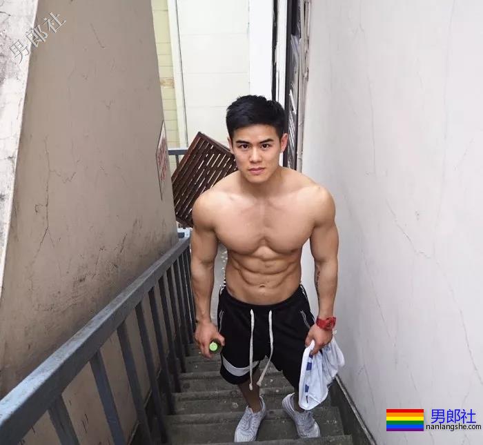 这些肌肉男因为撸的次数太频繁，一双手都变样了！ - 51虹马