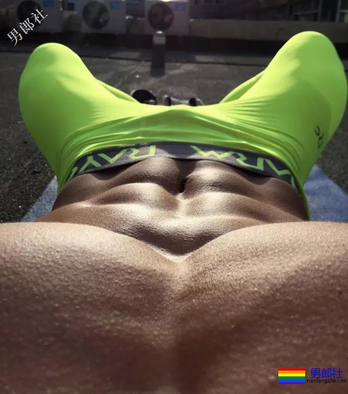 这些肌肉男因为撸的次数太频繁，一双手都变样了！ - 51虹马