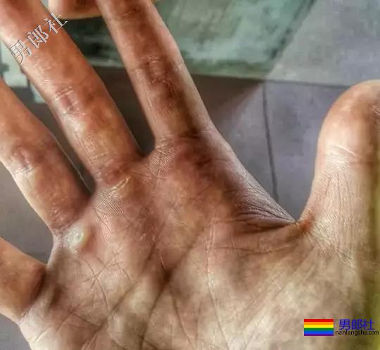 这些肌肉男因为撸的次数太频繁，一双手都变样了！ - 51虹马