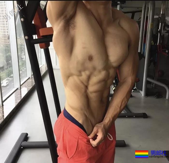 这些肌肉男因为撸的次数太频繁，一双手都变样了！ - 51虹马