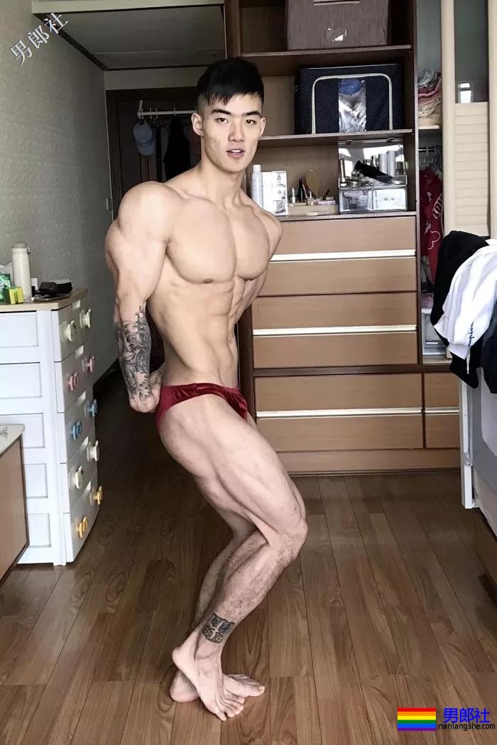 这些肌肉男因为撸的次数太频繁，一双手都变样了！ - 51虹马