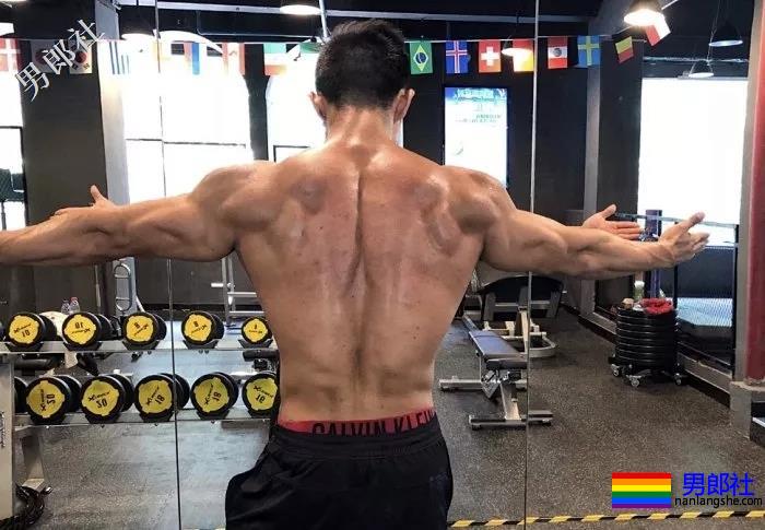 这些肌肉男因为撸的次数太频繁，一双手都变样了！ - 51虹马