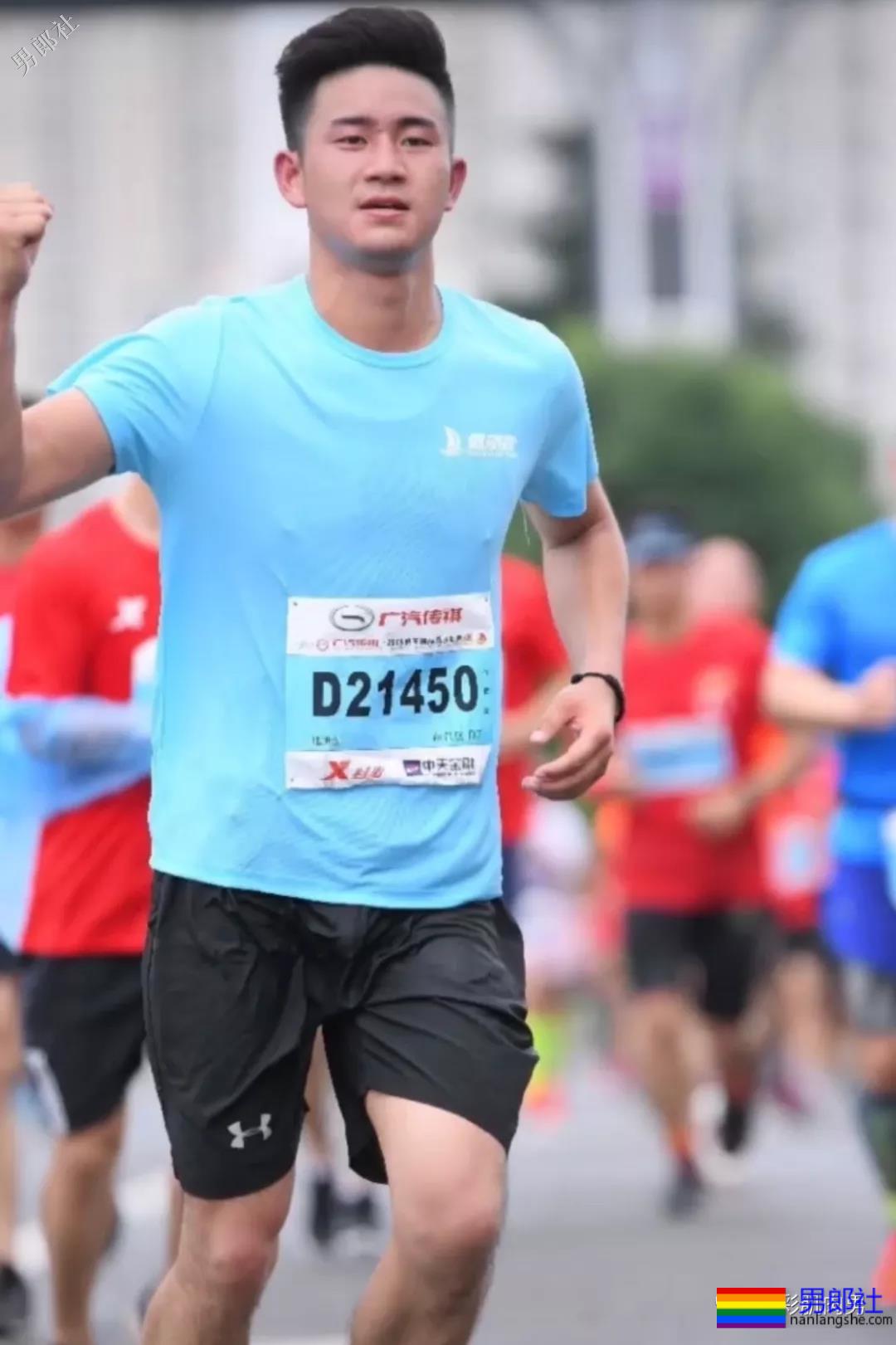 马拉松比赛偶遇极品帅哥，短裤湿透亮点足-51虹马