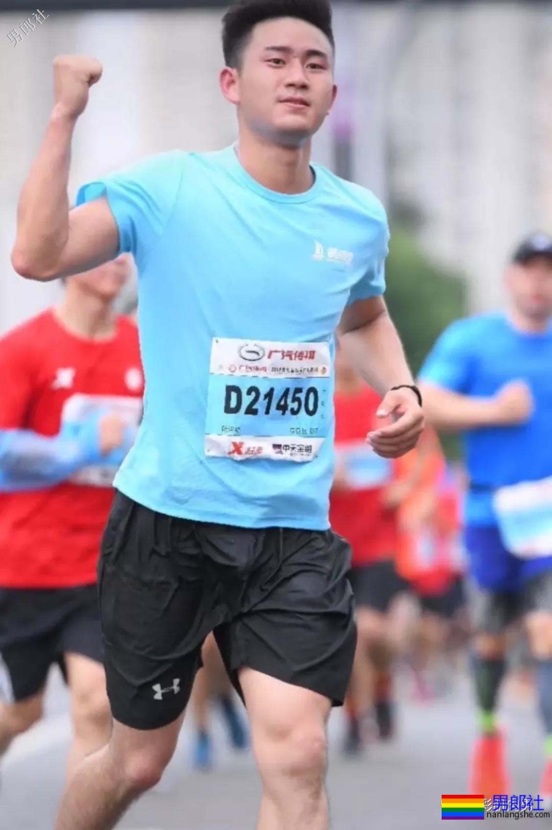 马拉松比赛偶遇极品帅哥，短裤湿透亮点足 - 51虹马