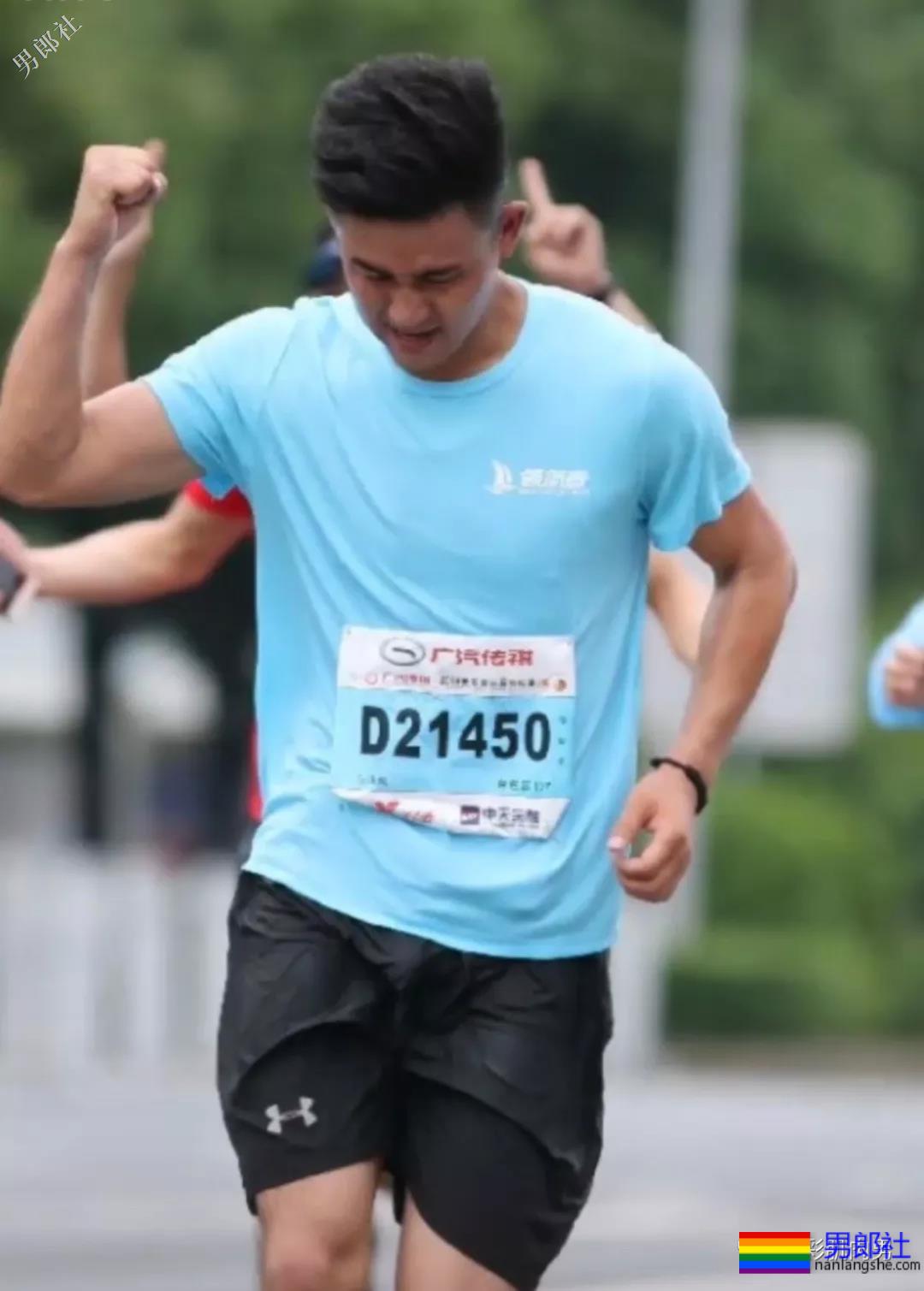 马拉松比赛偶遇极品帅哥，短裤湿透亮点足 - 51虹马