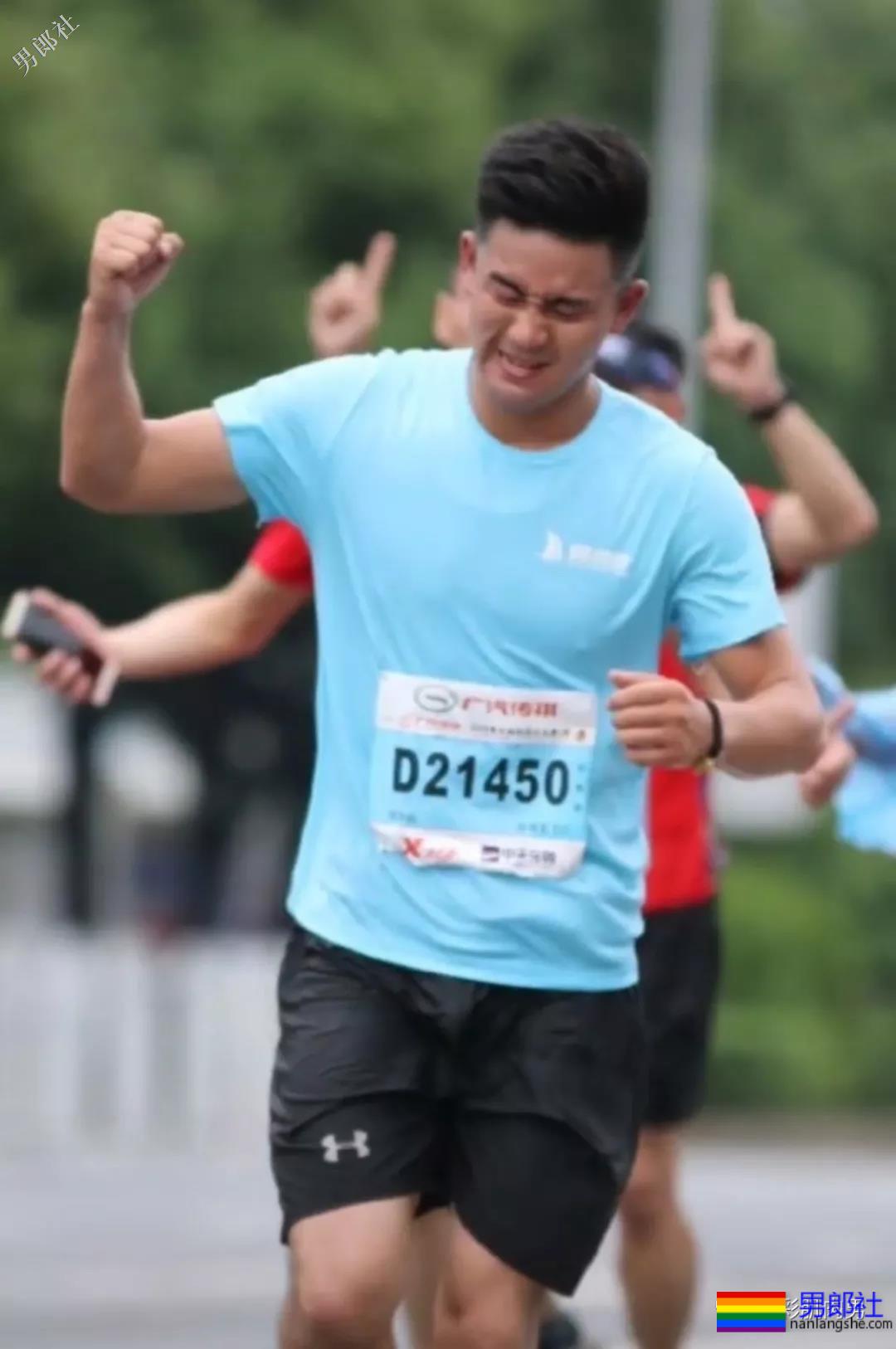 马拉松比赛偶遇极品帅哥，短裤湿透亮点足 - 51虹马