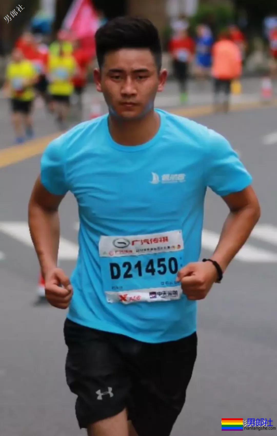 马拉松比赛偶遇极品帅哥，短裤湿透亮点足 - 51虹马