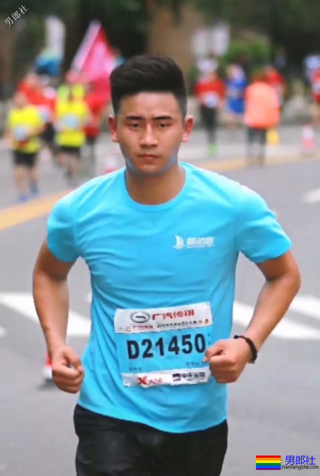 马拉松比赛偶遇极品帅哥，短裤湿透亮点足 - 51虹马