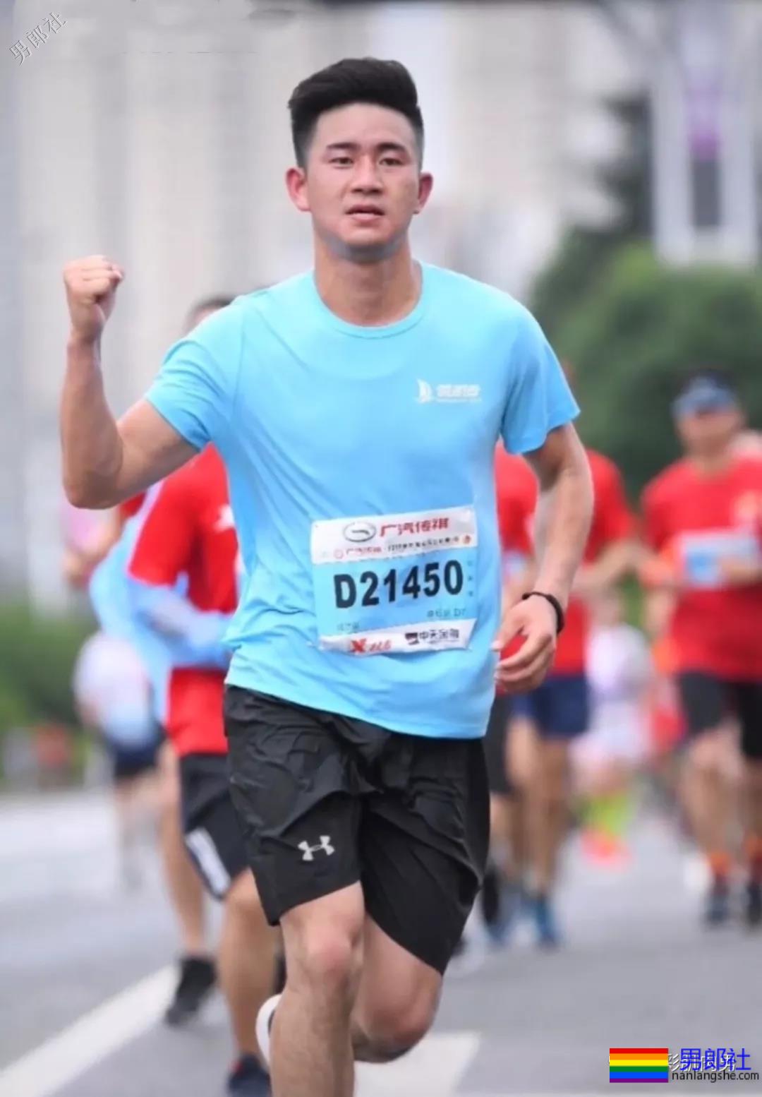 马拉松比赛偶遇极品帅哥，短裤湿透亮点足 - 51虹马