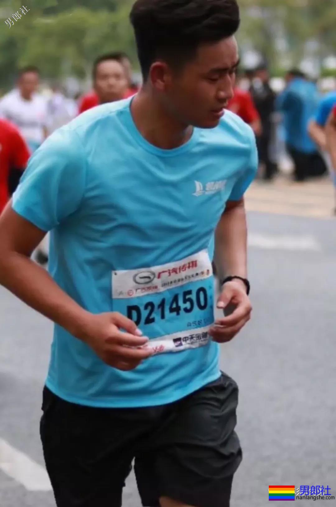 马拉松比赛偶遇极品帅哥，短裤湿透亮点足 - 51虹马