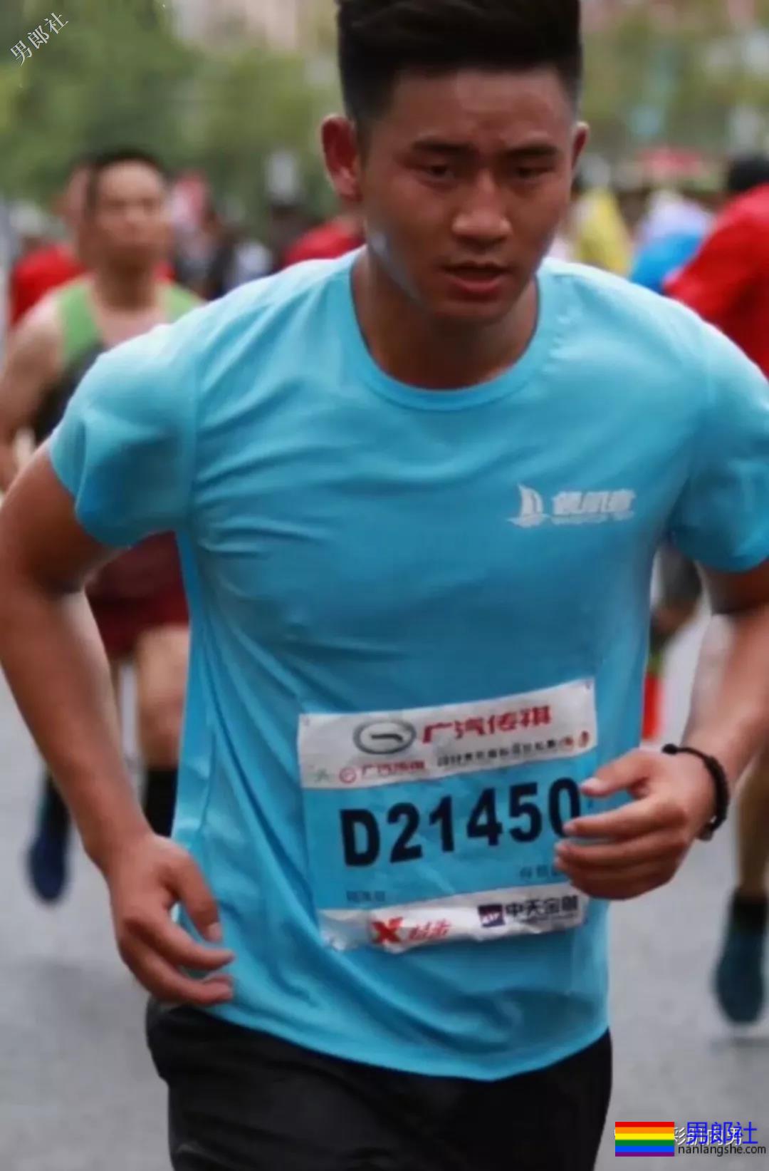 马拉松比赛偶遇极品帅哥，短裤湿透亮点足 - 51虹马