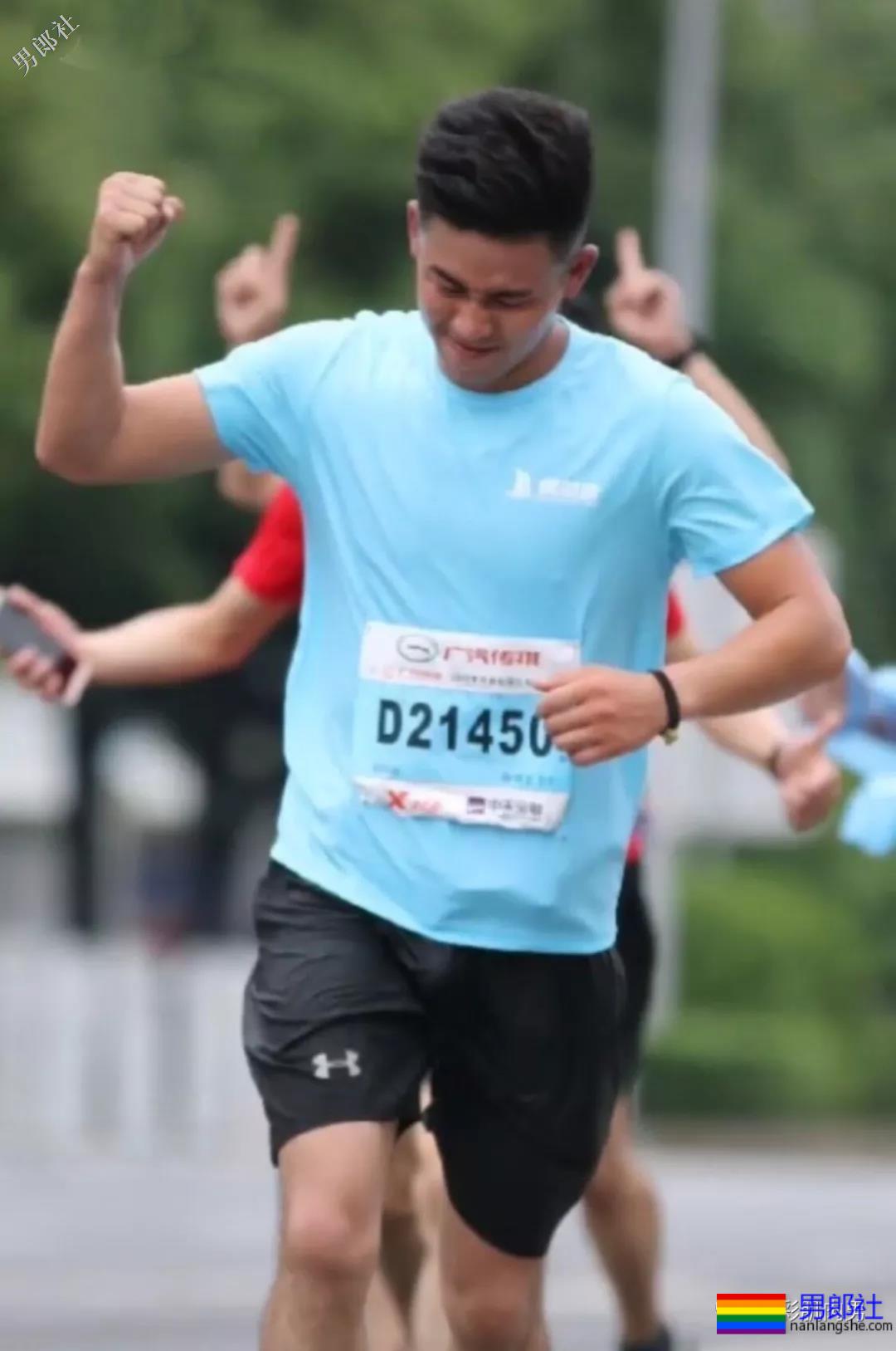 马拉松比赛偶遇极品帅哥，短裤湿透亮点足 - 51虹马