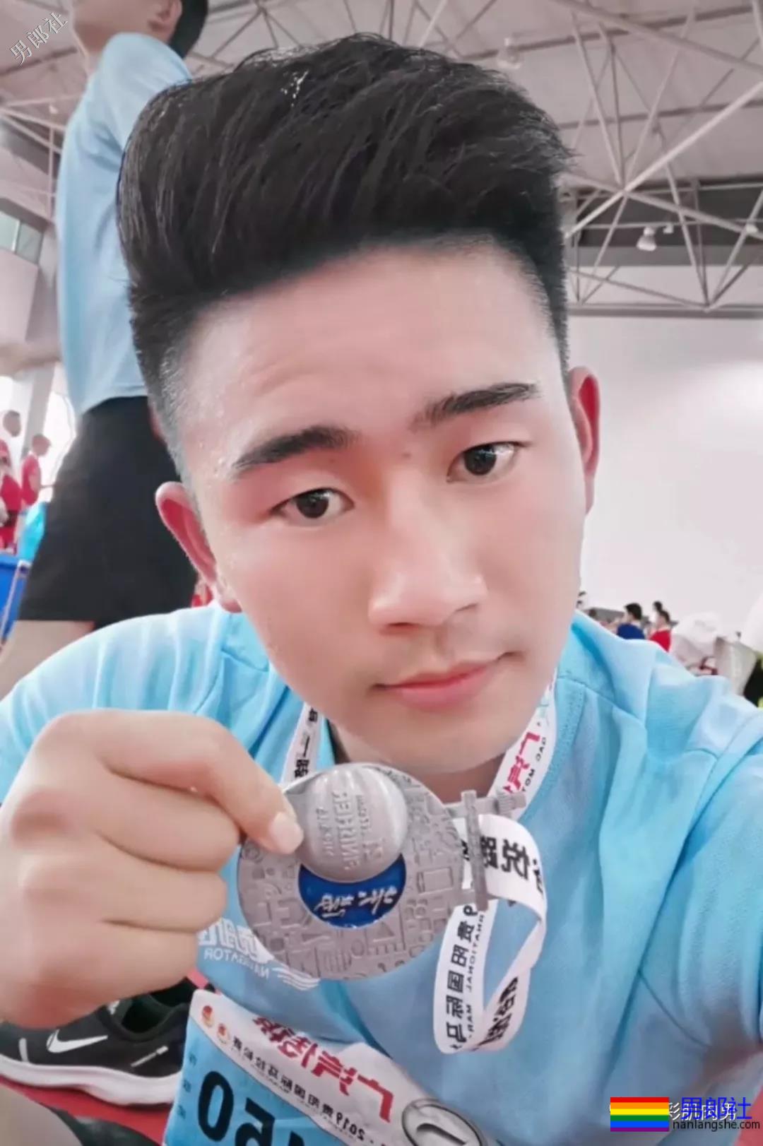 马拉松比赛偶遇极品帅哥，短裤湿透亮点足 - 51虹马