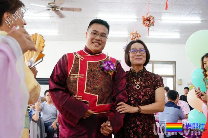 高雄夫夫办囍宴，双方母亲到场祝福 - 51虹马