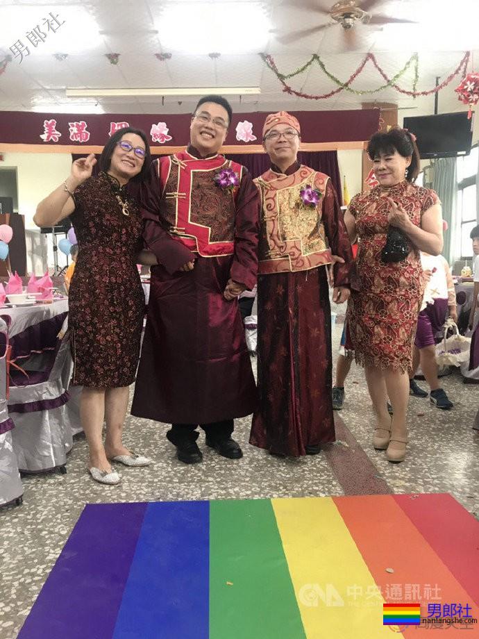 高雄夫夫办囍宴，双方母亲到场祝福 - 51虹马