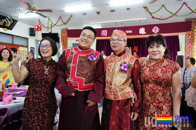 高雄夫夫办囍宴，双方母亲到场祝福 - 51虹马