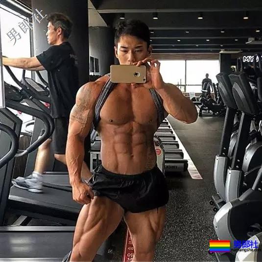 肌肉男直播吃健身餐,网友们却直呼前程看肉! - 51虹马 肌肉男直播吃健身餐,网友们却直呼前程看肉! - 51虹马