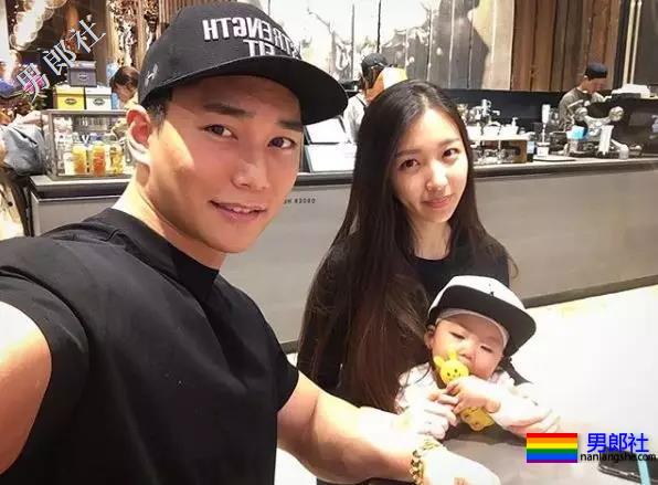 肌肉男直播吃健身餐，网友们却直呼前程看肉！ - 51虹马