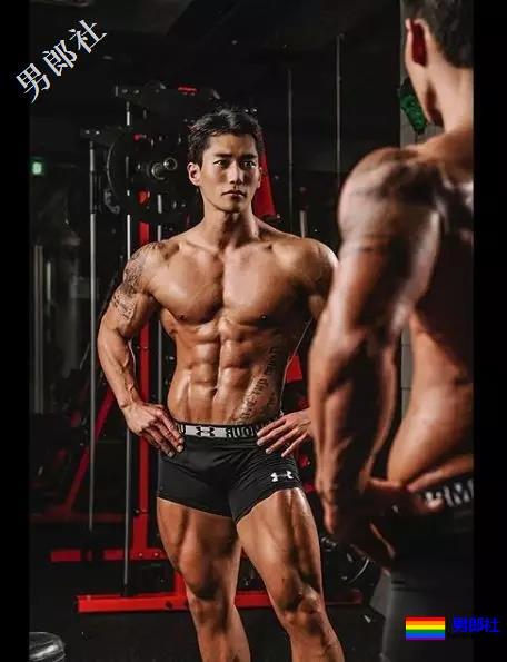 肌肉男直播吃健身餐，网友们却直呼前程看肉！ - 51虹马