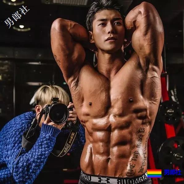 肌肉男直播吃健身餐，网友们却直呼前程看肉！ - 51虹马