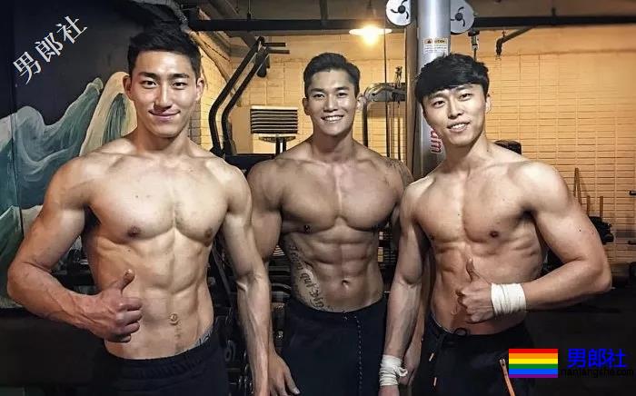 肌肉男直播吃健身餐，网友们却直呼前程看肉！ - 51虹马