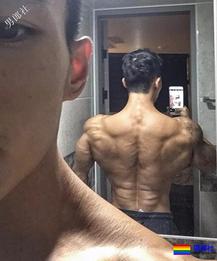 肌肉男直播吃健身餐，网友们却直呼前程看肉！ - 51虹马