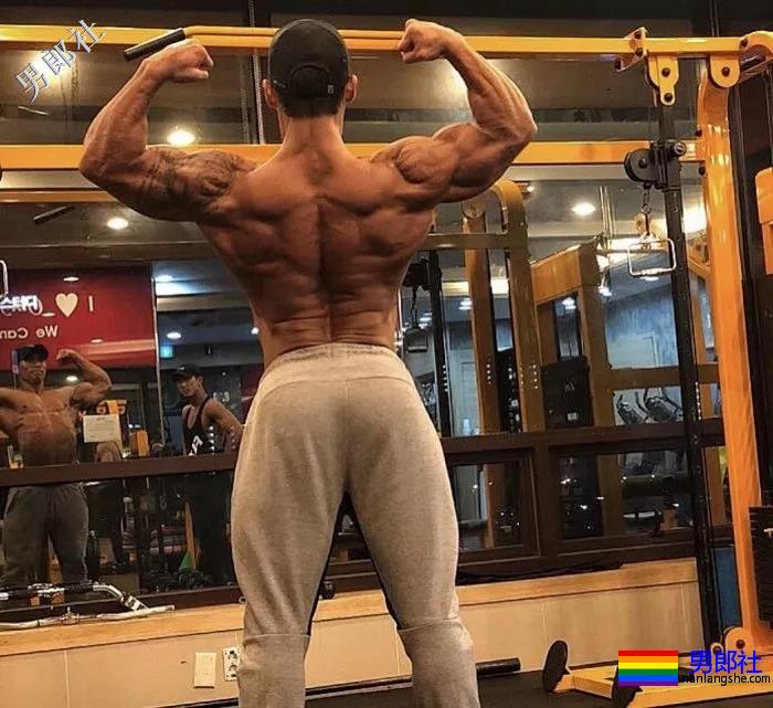 肌肉男直播吃健身餐，网友们却直呼前程看肉！ - 51虹马