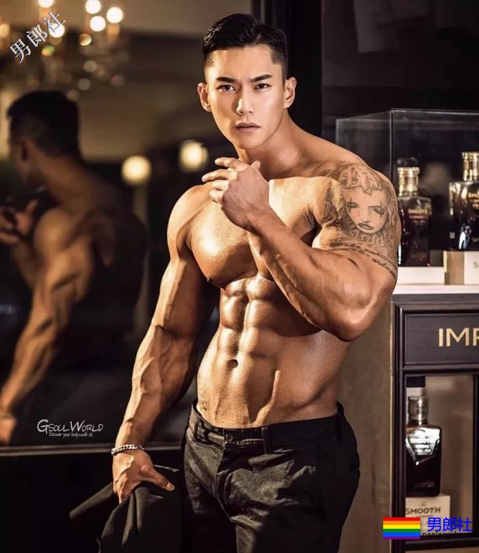 肌肉男直播吃健身餐，网友们却直呼前程看肉！ - 51虹马