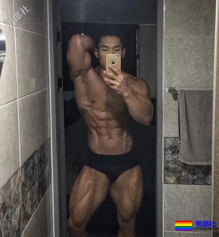 肌肉男直播吃健身餐，网友们却直呼前程看肉！ - 51虹马