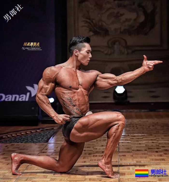 肌肉男直播吃健身餐，网友们却直呼前程看肉！ - 51虹马