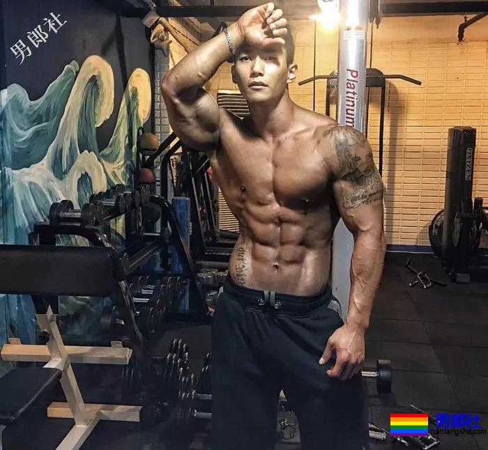 肌肉男直播吃健身餐，网友们却直呼前程看肉！ - 51虹马