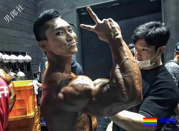 肌肉男直播吃健身餐，网友们却直呼前程看肉！ - 51虹马