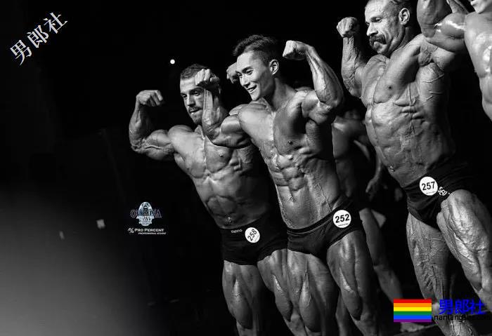 肌肉男直播吃健身餐，网友们却直呼前程看肉！ - 51虹马