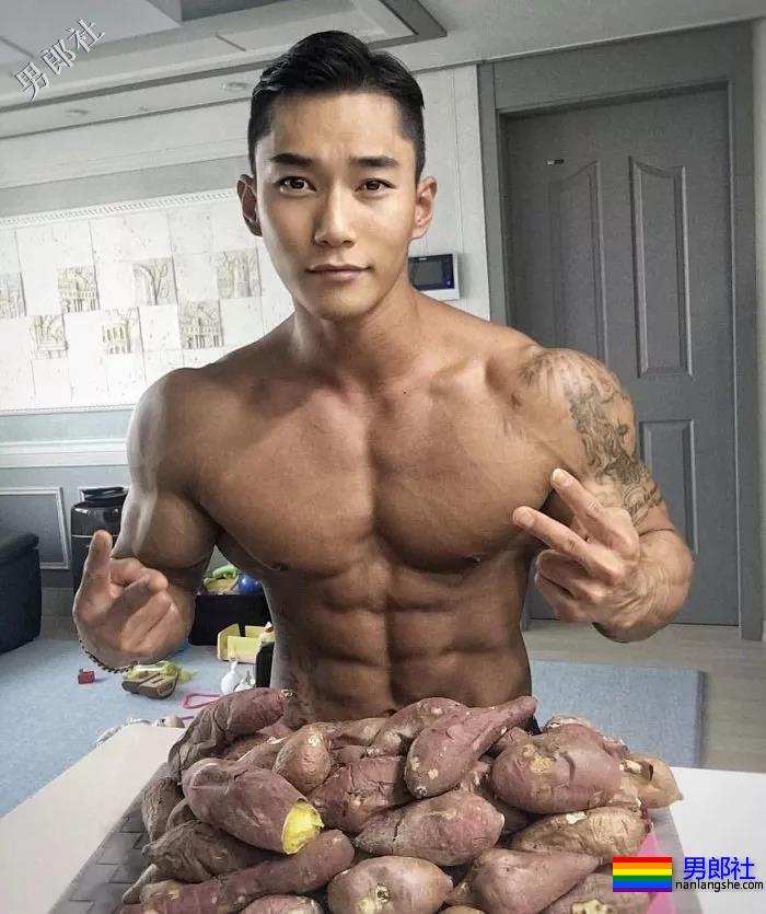 肌肉男直播吃健身餐，网友们却直呼前程看肉！ - 51虹马