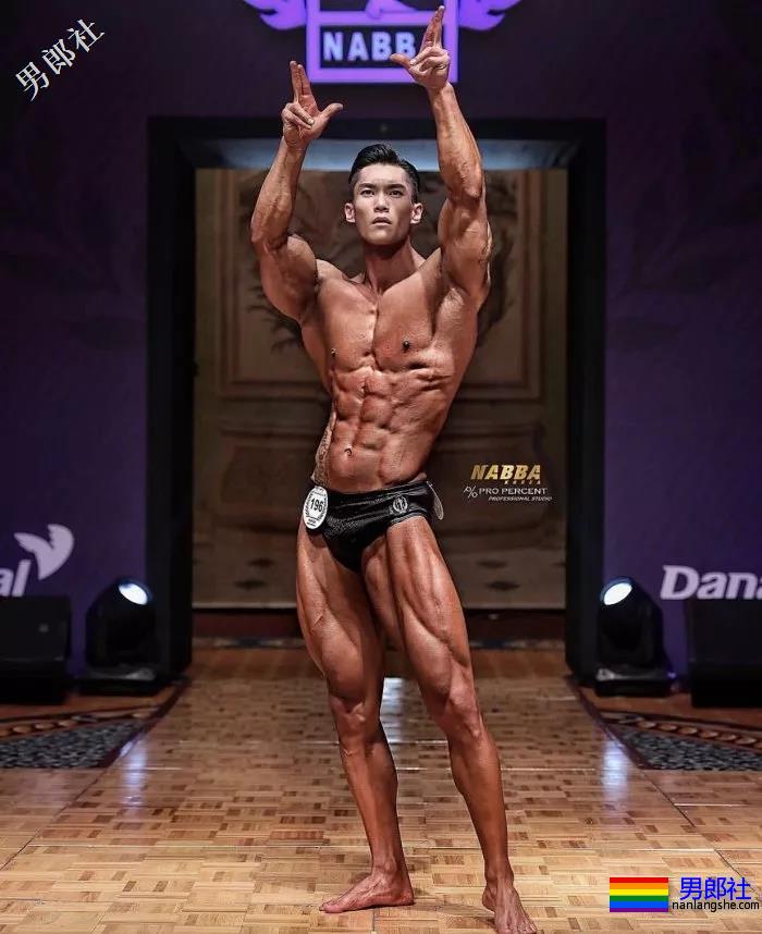 肌肉男直播吃健身餐，网友们却直呼前程看肉！ - 51虹马