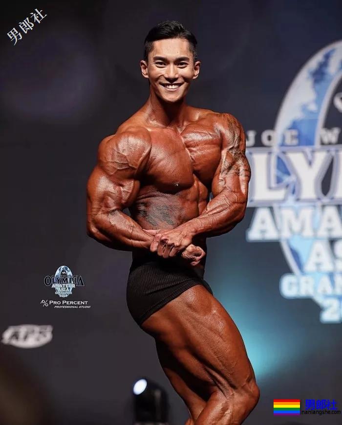 肌肉男直播吃健身餐，网友们却直呼前程看肉！ - 51虹马