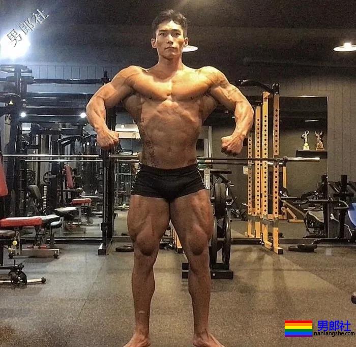 肌肉男直播吃健身餐，网友们却直呼前程看肉！ - 51虹马