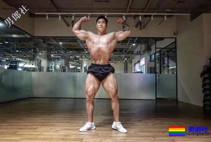 肌肉男直播吃健身餐，网友们却直呼前程看肉！ - 51虹马