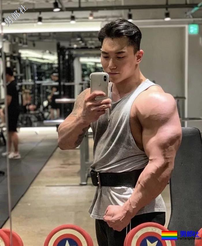 肌肉男直播吃健身餐，网友们却直呼前程看肉！ - 51虹马