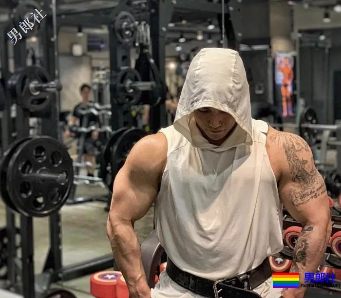 肌肉男直播吃健身餐，网友们却直呼前程看肉！ - 51虹马