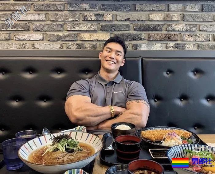 肌肉男直播吃健身餐，网友们却直呼前程看肉！ - 51虹马