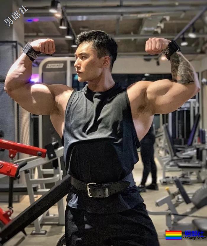 肌肉男直播吃健身餐，网友们却直呼前程看肉！ - 51虹马