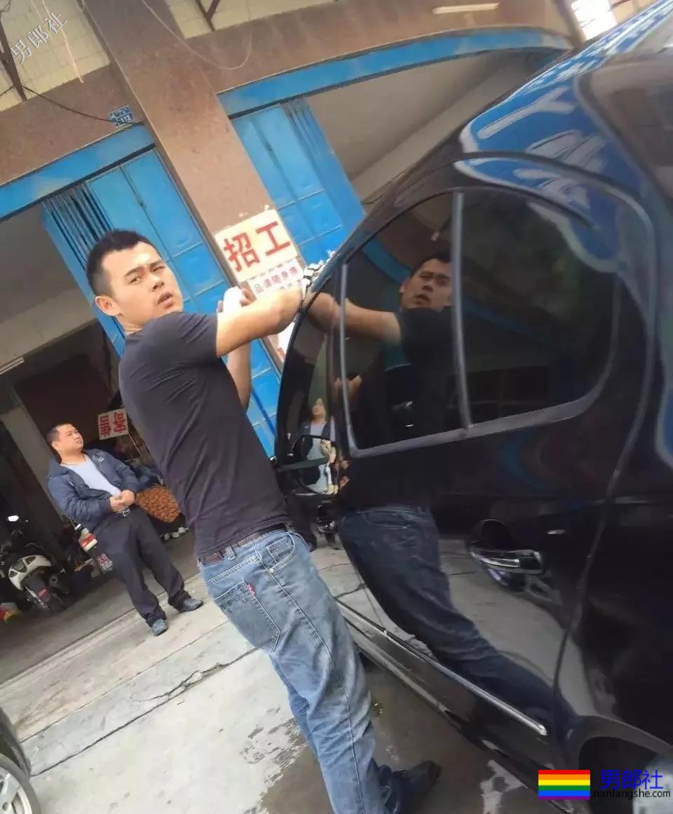 回镇上洗车偶遇壮汉洗车工穿上紧身的牛仔裤，这裤裆真的太挺-51虹马