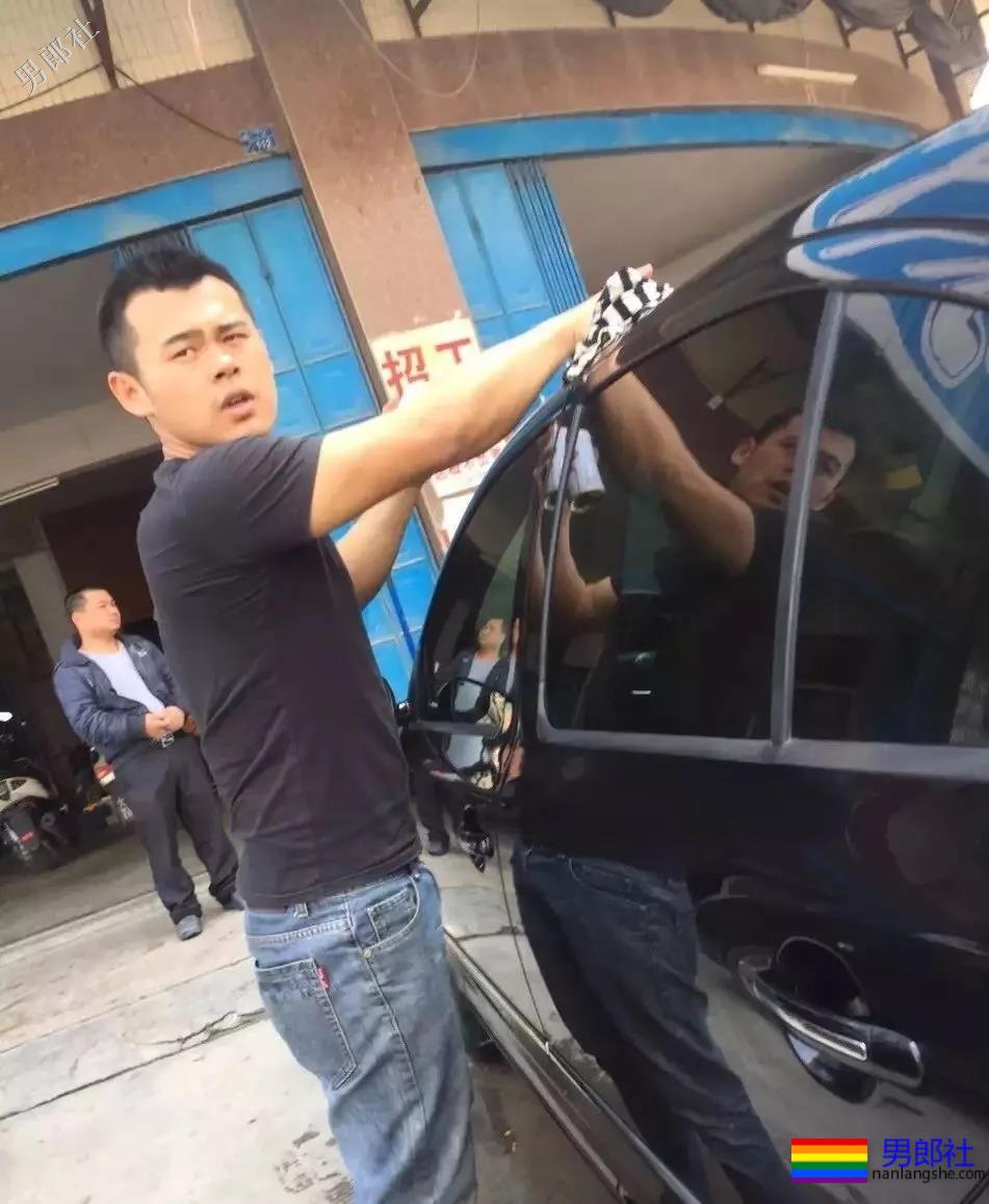 回镇上洗车偶遇壮汉洗车工穿上紧身的牛仔裤，这裤裆真的太挺 - 51虹马