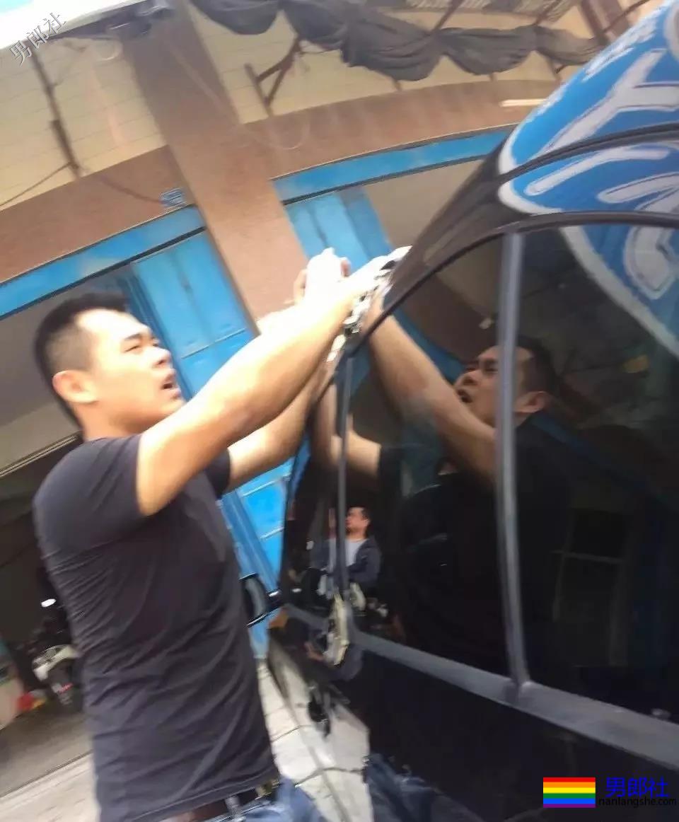 回镇上洗车偶遇壮汉洗车工穿上紧身的牛仔裤，这裤裆真的太挺 - 51虹马