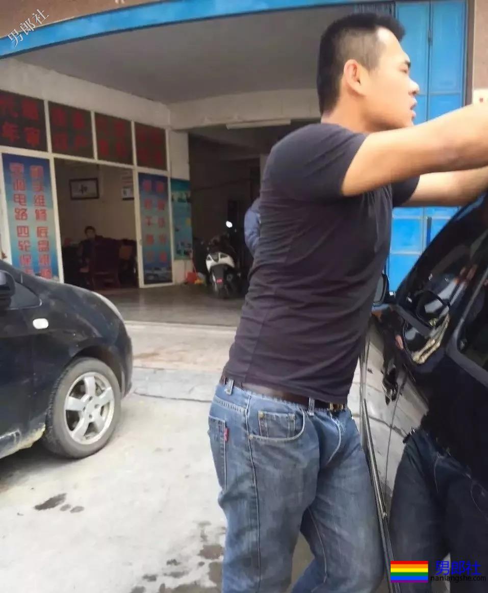 回镇上洗车偶遇壮汉洗车工穿上紧身的牛仔裤，这裤裆真的太挺 - 51虹马