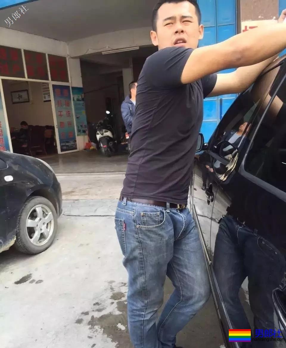 回镇上洗车偶遇壮汉洗车工穿上紧身的牛仔裤，这裤裆真的太挺 - 51虹马